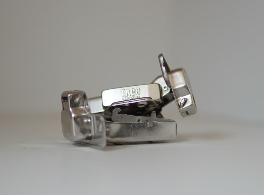 Engsel soft-close Taco Hardware - close-up