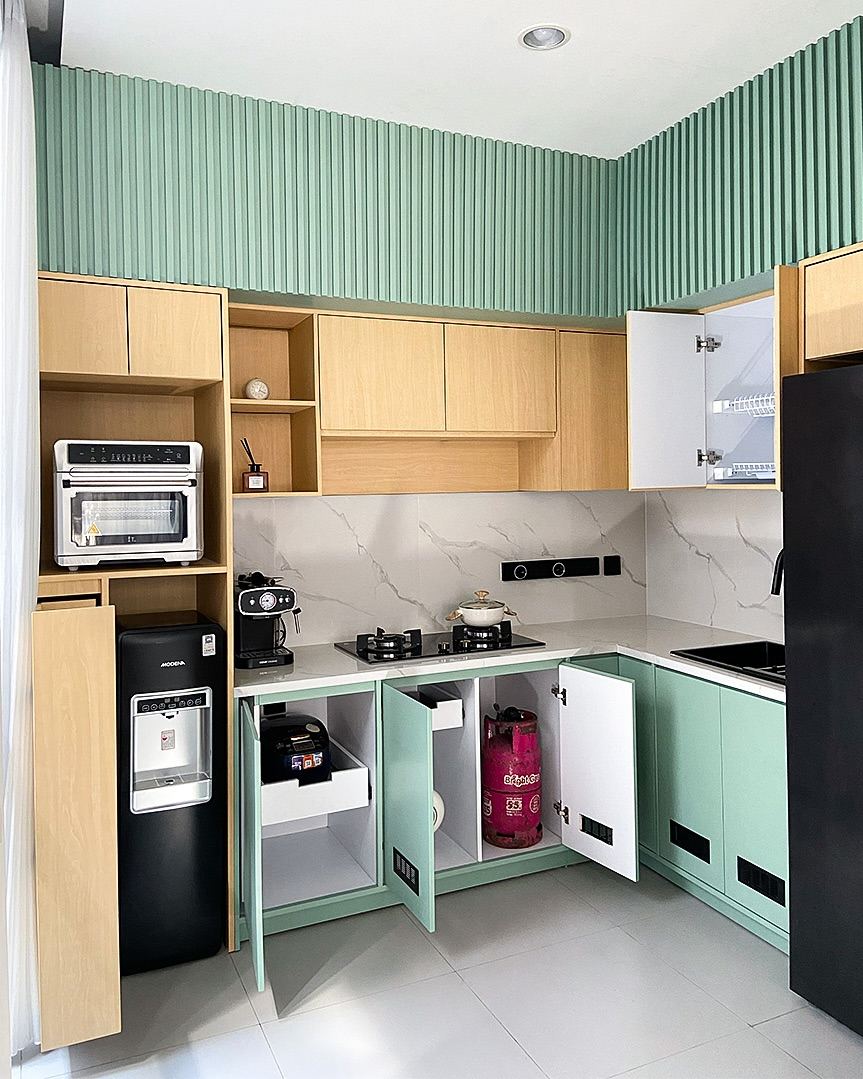 Kitchen Set Kak Atika - tampak depan tertutup, sage green clean dengan ventilasi