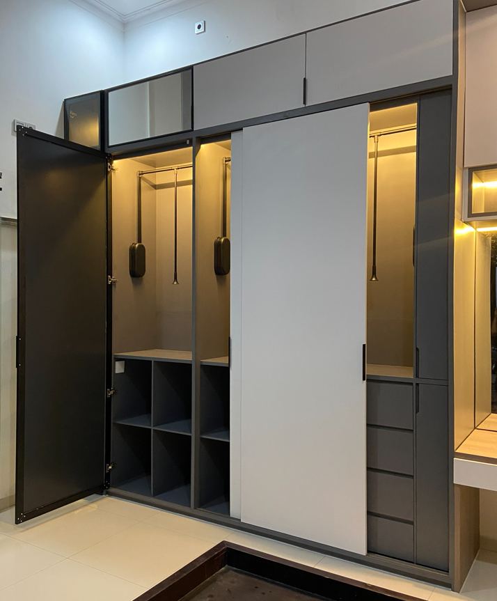 Wardrobe Pak Danar - sliding door terbuka