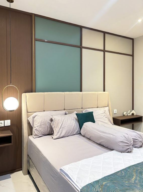 Kamar Ibu Devi - detail panel headboard dengan pendant lamp gold