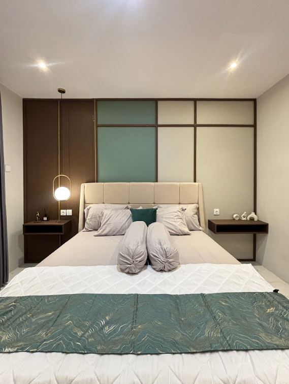 Kamar Ibu Devi - tampak depan tempat tidur dengan side table walnut