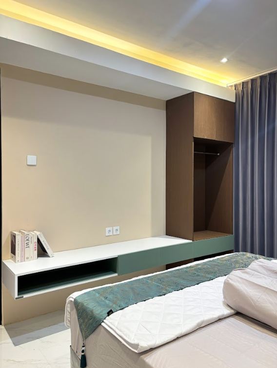 Kamar Ibu Devi - meja rias custom dengan wardrobe walnut + cove lighting