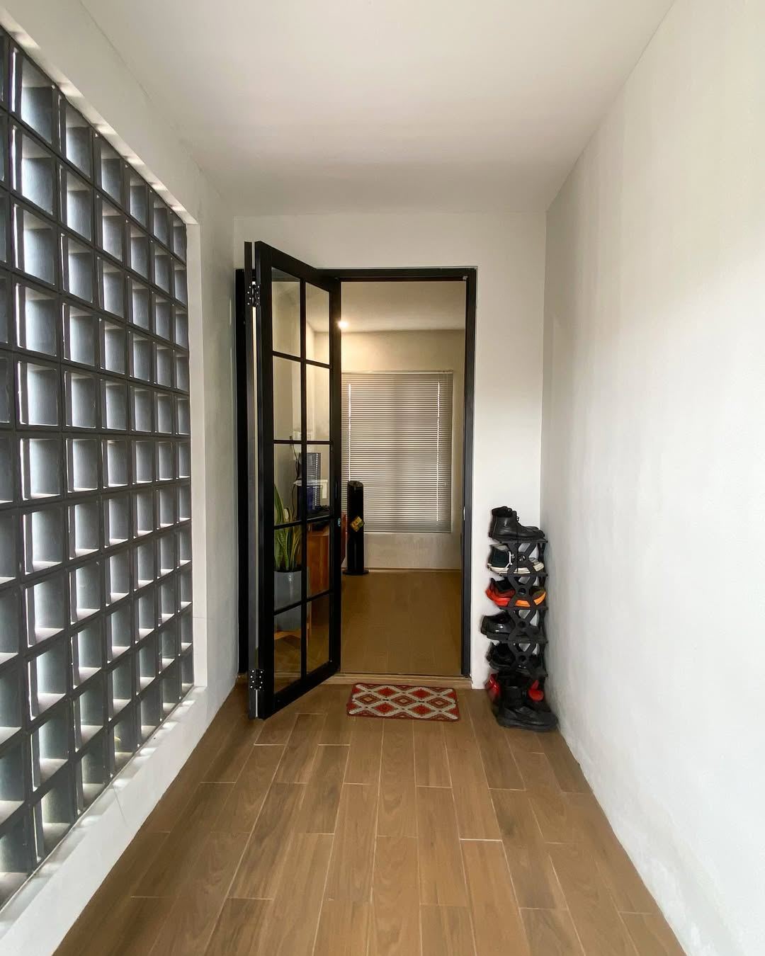 Dinar House - living room