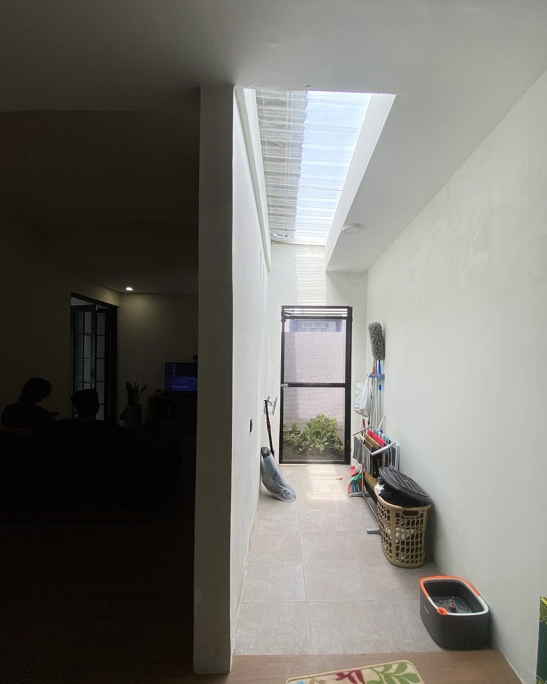 Dinar House - tampak samping carport