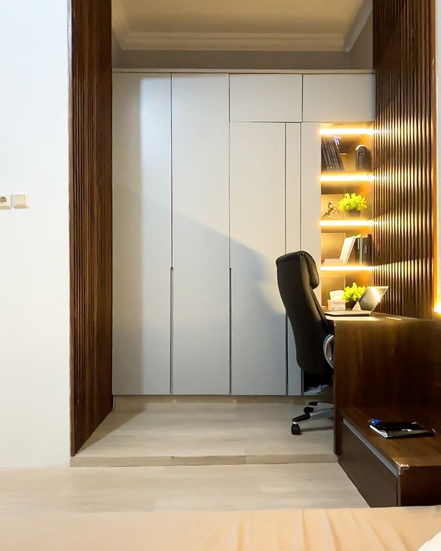 Kamar Kak Elfira - wardrobe putih + working area dengan rak panel kayu + cove lighting