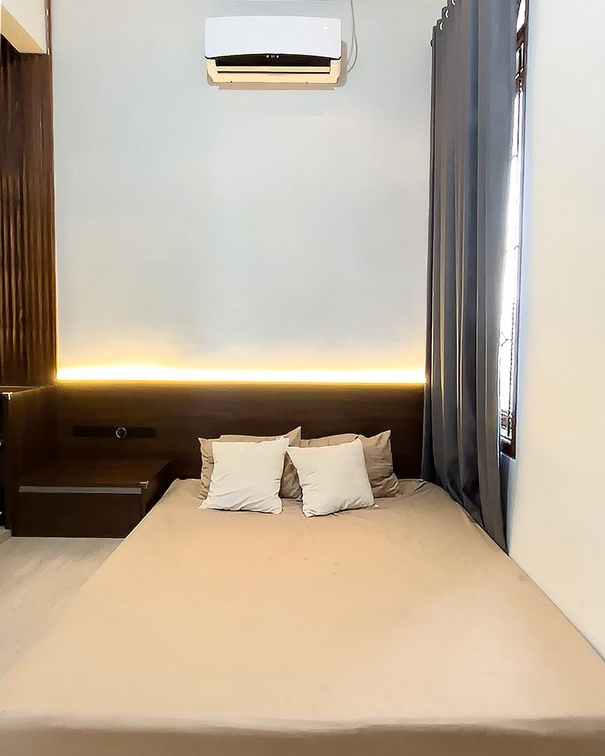 Kamar Kak Elfira - area belajar anak dengan meja walnut floating + lantai vinyl kayu