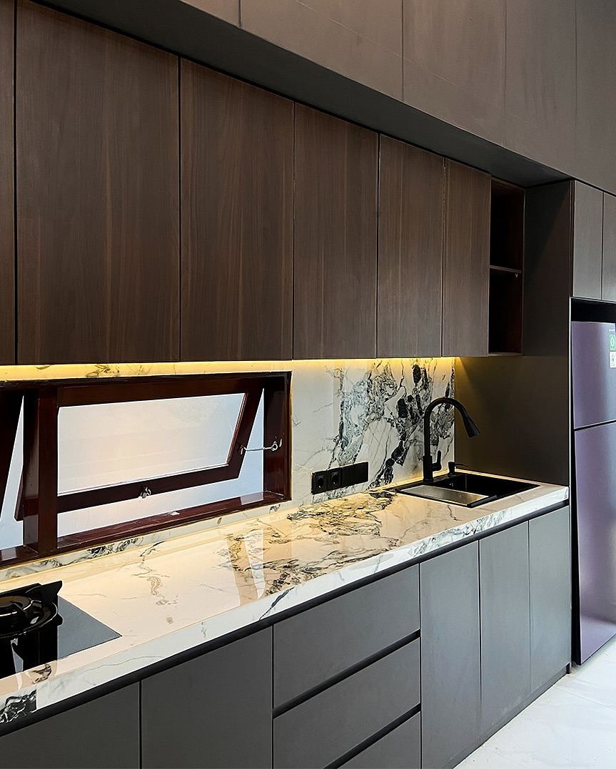 Kitchen Set Ibu Erika - sisi sink dengan kulkas built-in + marble splash + LED warm under cabinet