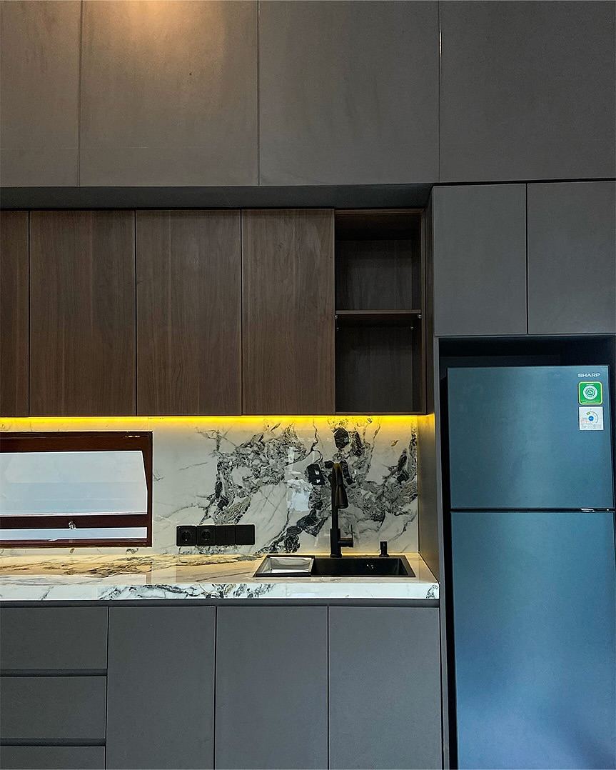 Kitchen Set Ibu Erika - I-shape full view, dark walnut + grey matte + marble backsplash dramatic