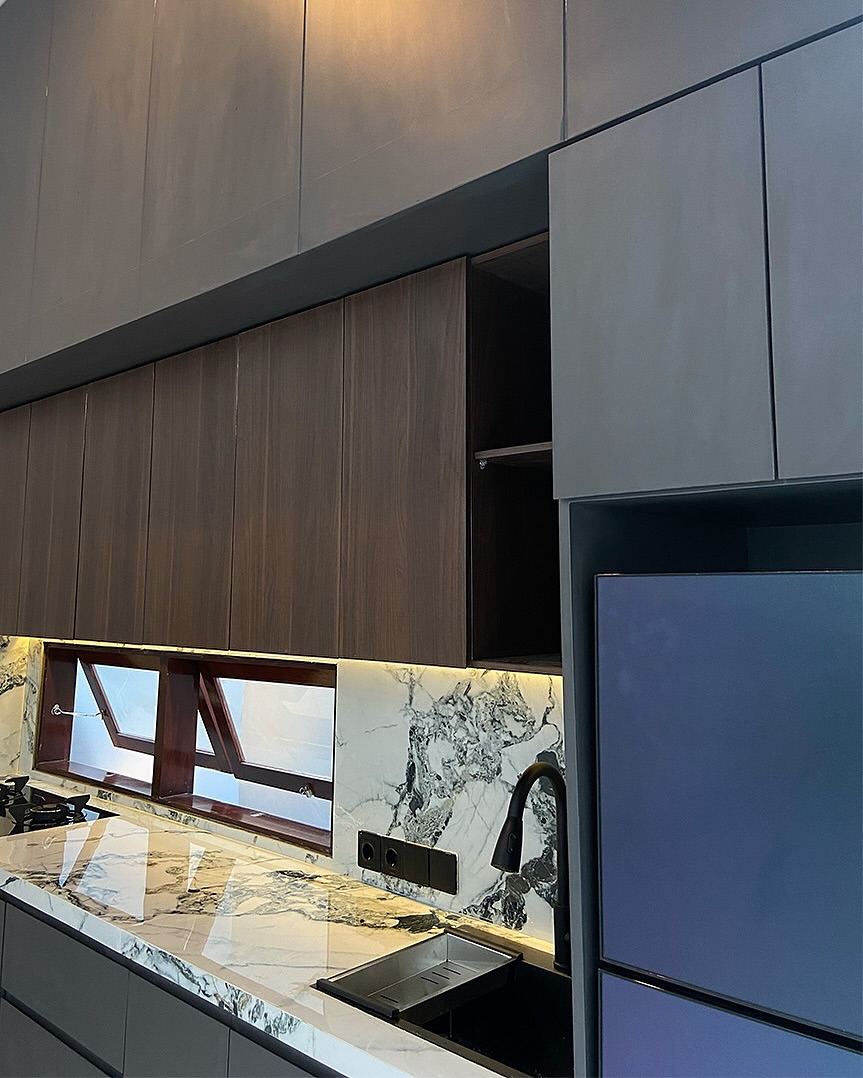 Kitchen Set Ibu Erika - detail sink hitam matte + keran black + marble splash + power outlet hitam