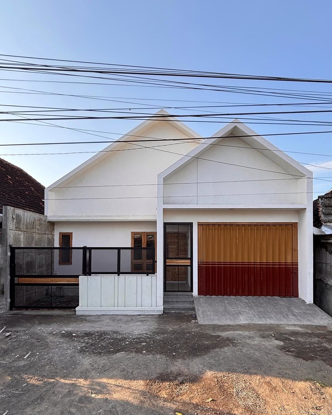 Fanji House - perspektif sudut dengan double gable putih + carport