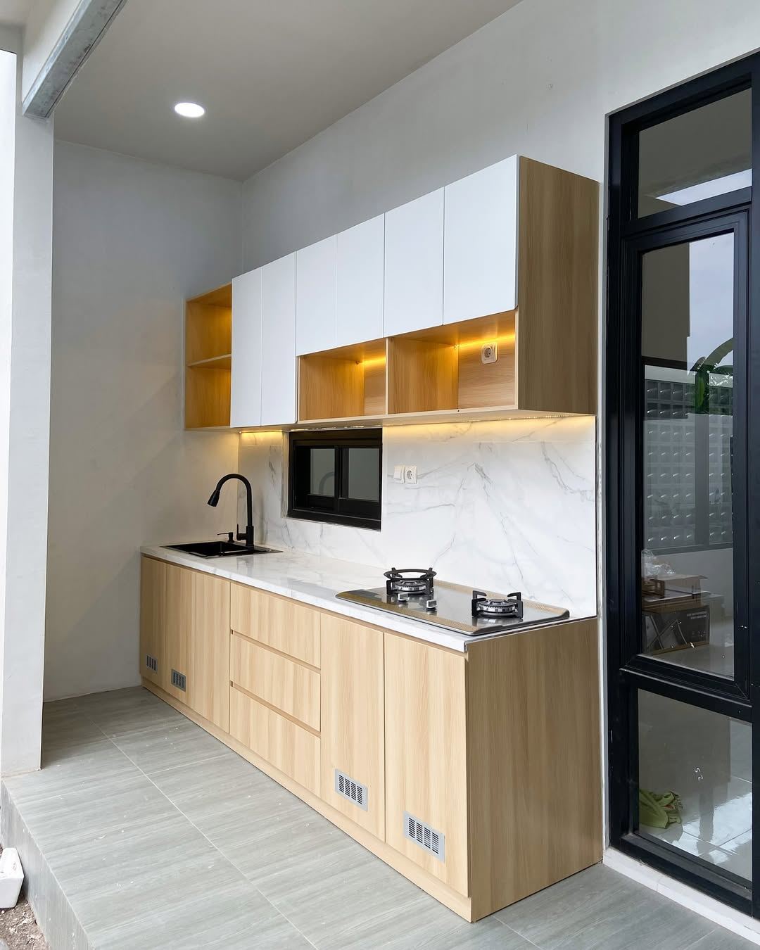 Kitchen Set Ibu Ferlinda - perspektif rendah ke gas dengan ceiling kayu + LED cove + marble backsplash