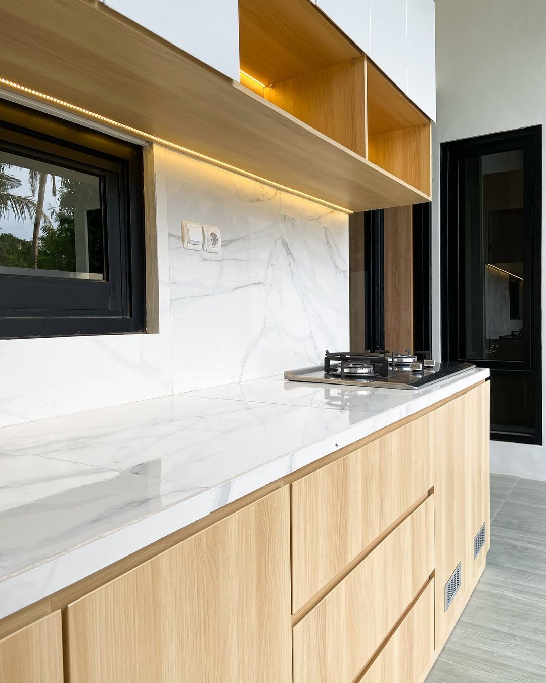 Kitchen Set Ibu Ferlinda - close-up upper cabinet dengan LED strip warm + niche kayu natural