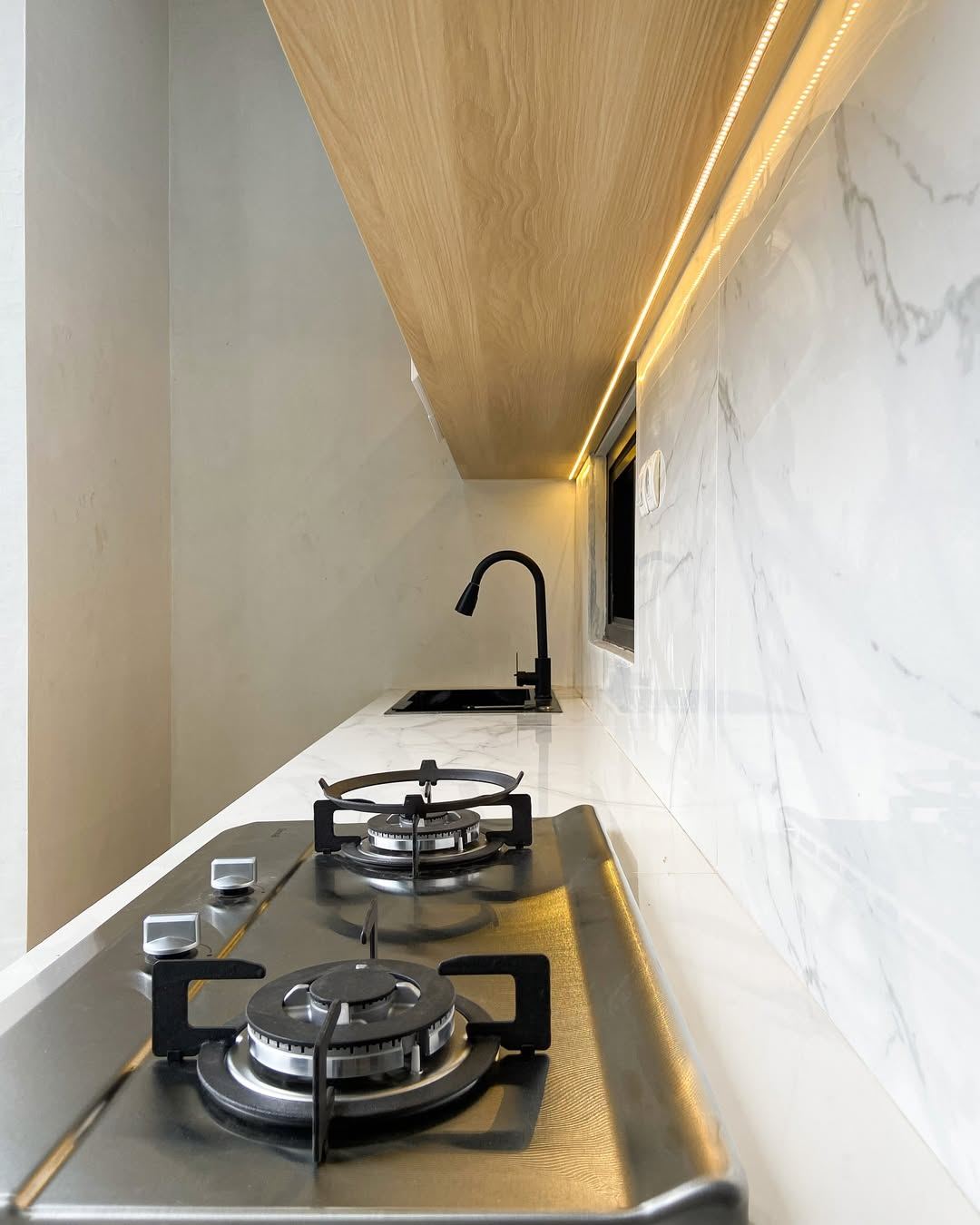 Kitchen Set Ibu Ferlinda - I-shape full view, kayu natural + putih dengan marble backsplash