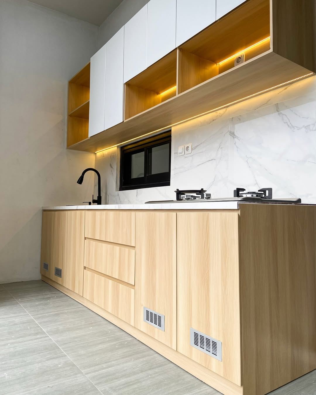 Kitchen Set Ibu Ferlinda - detail marble countertop + drawer kayu natural recessed handle