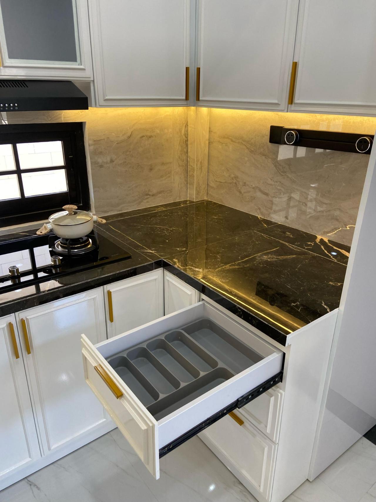 Kitchen Set Ibu Indri - cutlery drawer detail
