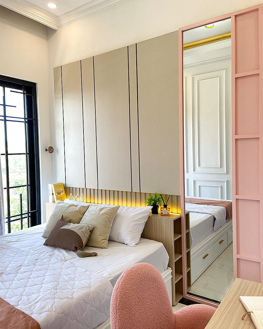 Kamar Anak Ibu Indri - wide view tempat tidur + headboard panel + meja belajar + sliding door pink classic