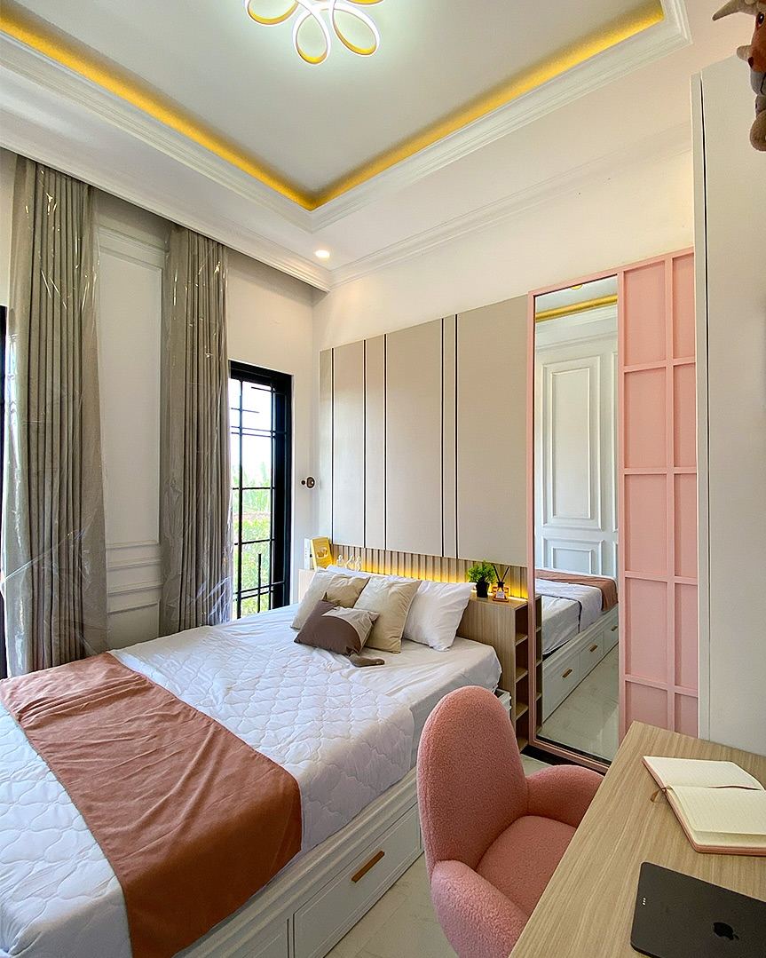 Kamar Anak Ibu Indri - detail sliding door pink classic + wardrobe putih handle gold