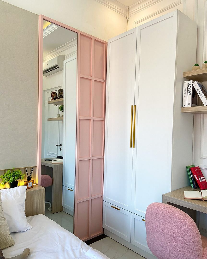 Kamar Anak Ibu Indri - sisi meja belajar dengan wardrobe putih handle gold + open shelf
