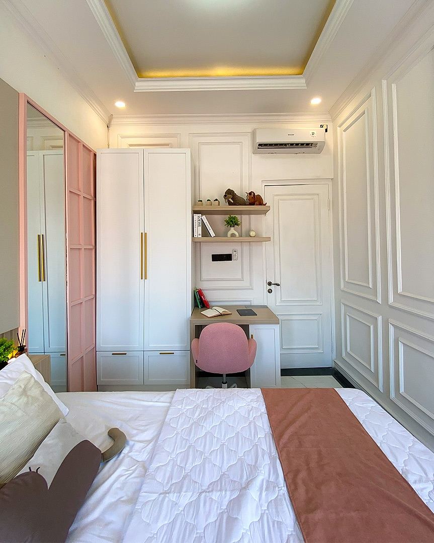 Kamar Anak Ibu Indri - tempat tidur dengan boucle pink chair + cermin floor-to-ceiling pink classic