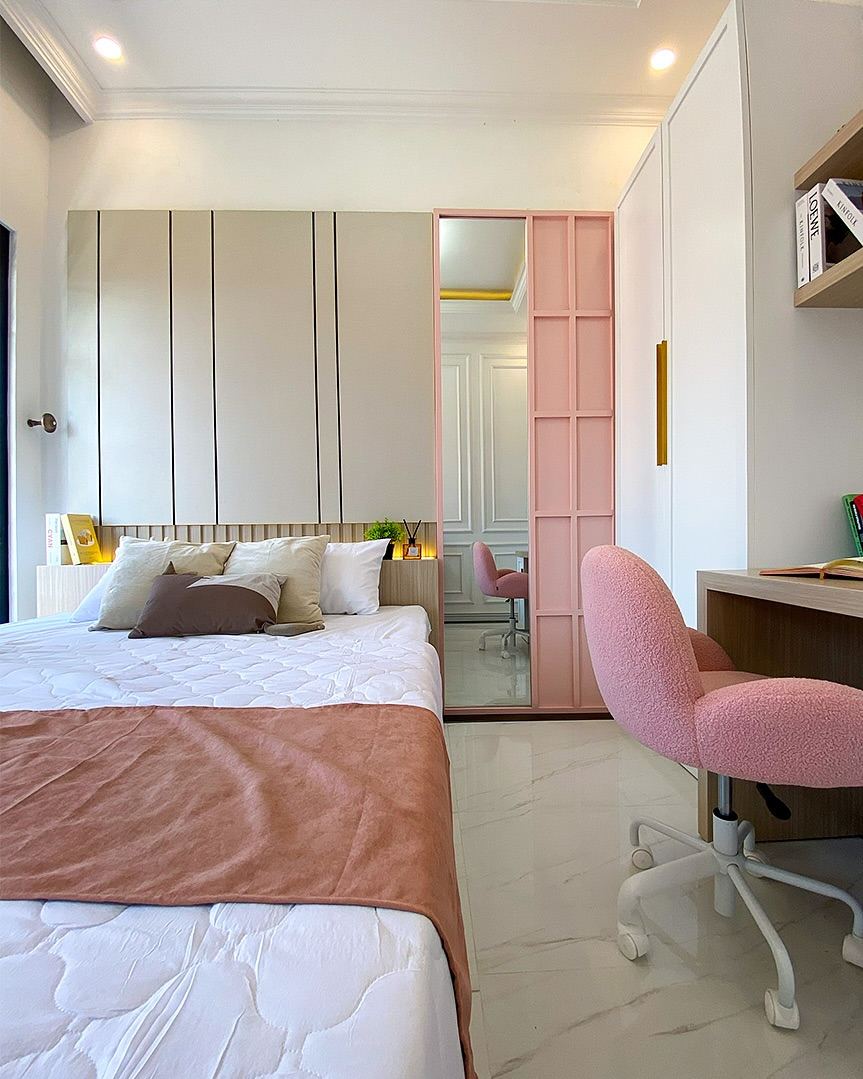 Kamar Anak Ibu Indri - close-up headboard fluted kayu + LED warm + cove ceiling decoration