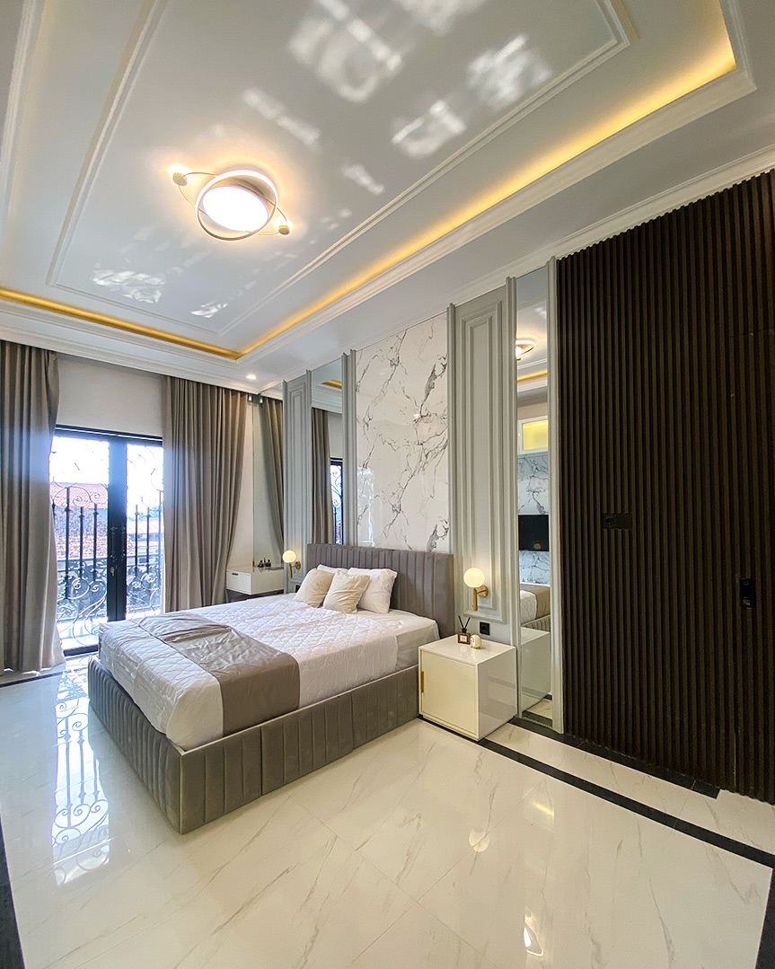 Kamar Utama Ibu Indri - wardrobe LED + TV marble + tempat tidur classic