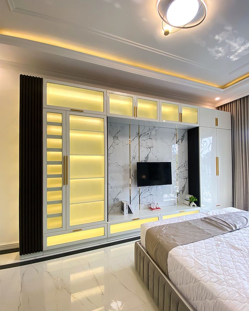 Kamar Utama Ibu Indri - headboard velvet + marble accent + wall sconce gold