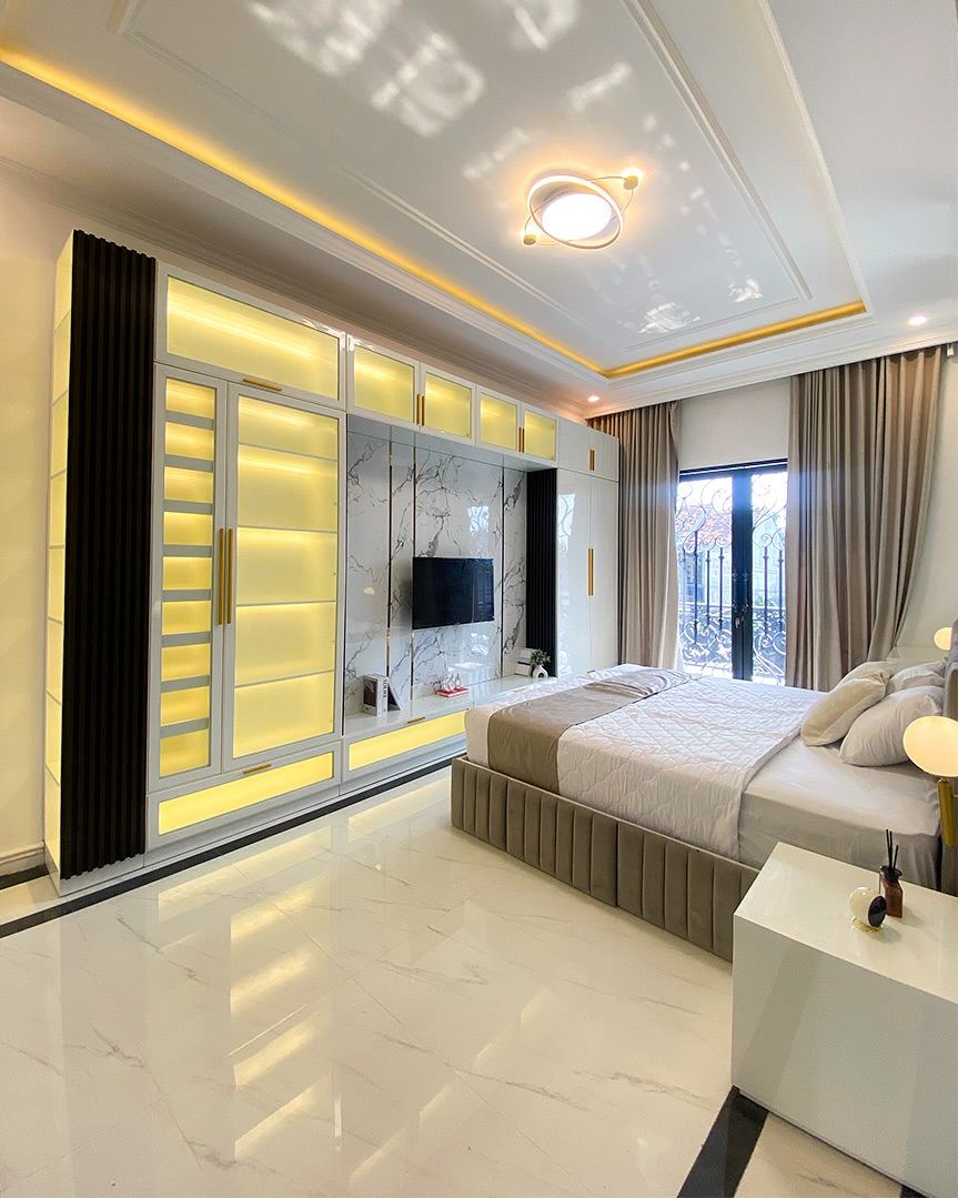 Kamar Utama Ibu Indri - balkon wrought iron + ceiling decoration + fluted wall walnut
