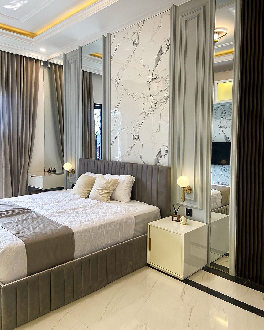 Kamar Utama Ibu Indri - detail wardrobe panel akrilik LED + handle gold + marble TV backdrop