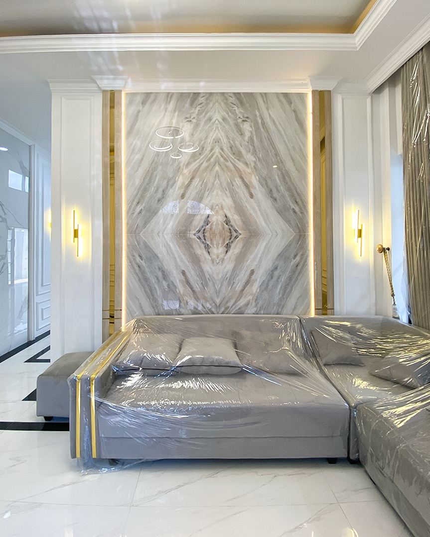 IN House Pak Lukman - chandelier crystal grand + onyx wall + railing besi tempa