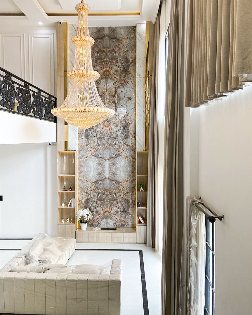 IN House Pak Lukman - sitting area dengan marble book-match + ring chandelier gold