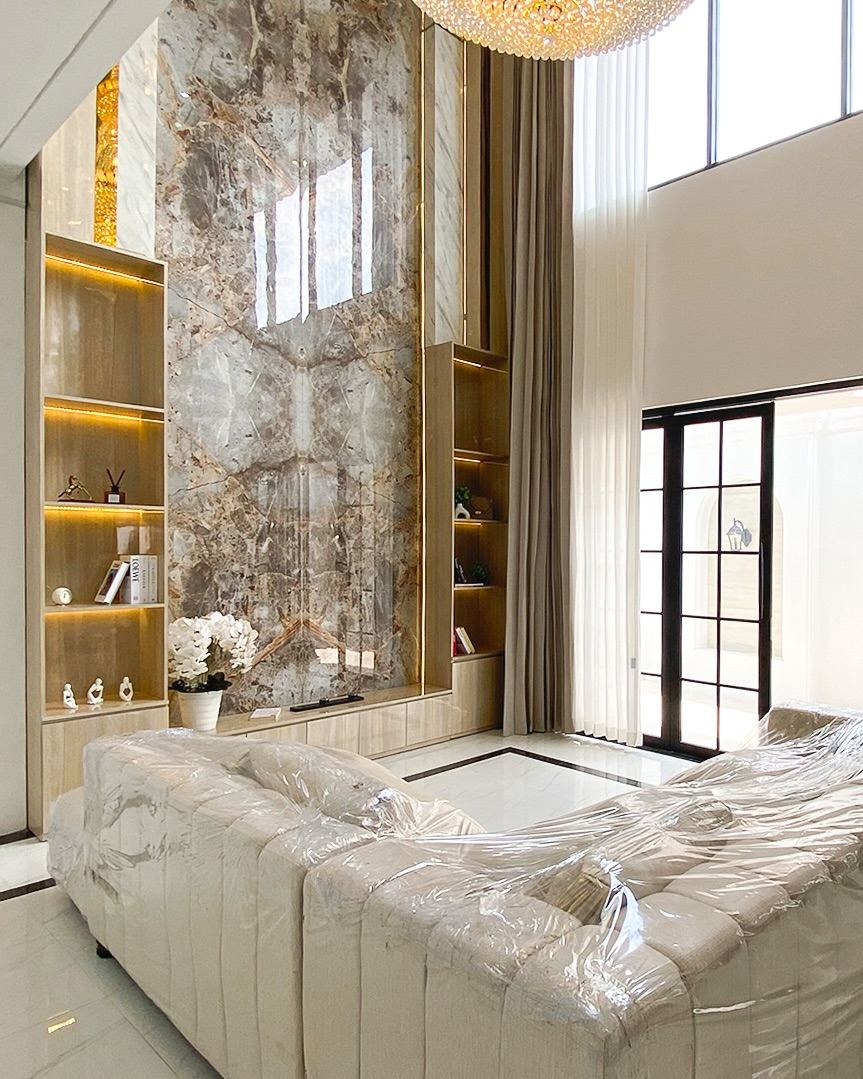 IN House Pak Lukman - master bedroom dengan marble headboard + sconces gold