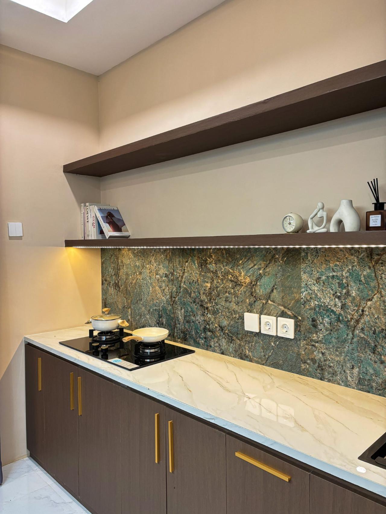 Kitchen Set Pendopo - shelf with decor