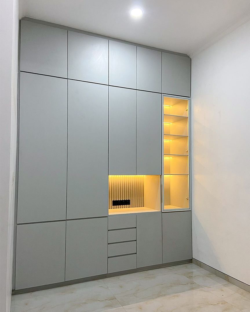 Lemari Pakaian Kak Winda - semua pintu terbuka, tampak rak dalam dengan accent lighting
