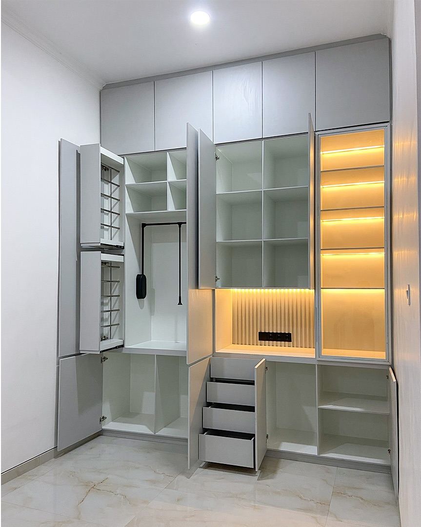 Lemari Pakaian Kak Winda - detail rak hanger + drawer + sliding accessory rack